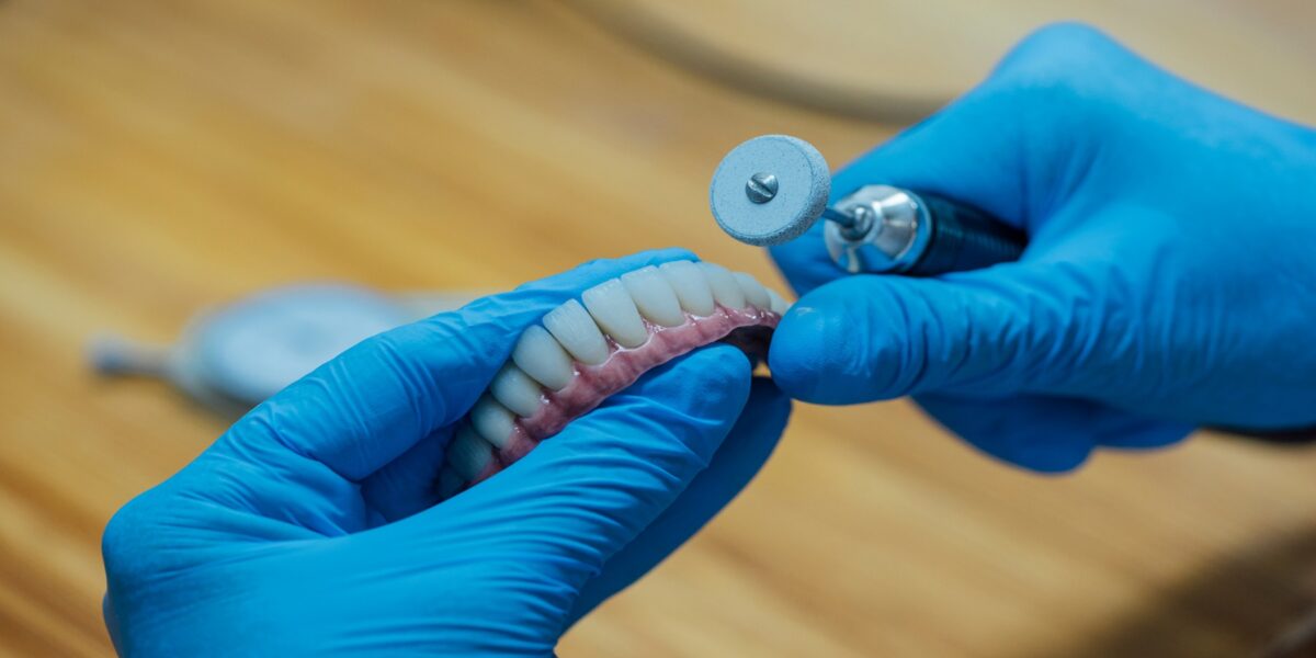 wskazówki jak dbać o protezy zębowe