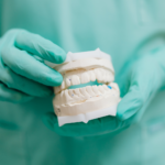 protezy zębowe a implanty