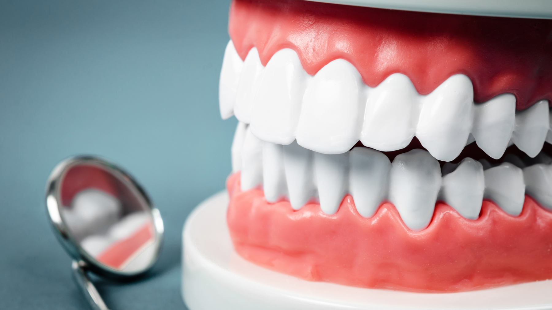 ruchome sztuczne zęby a implanty