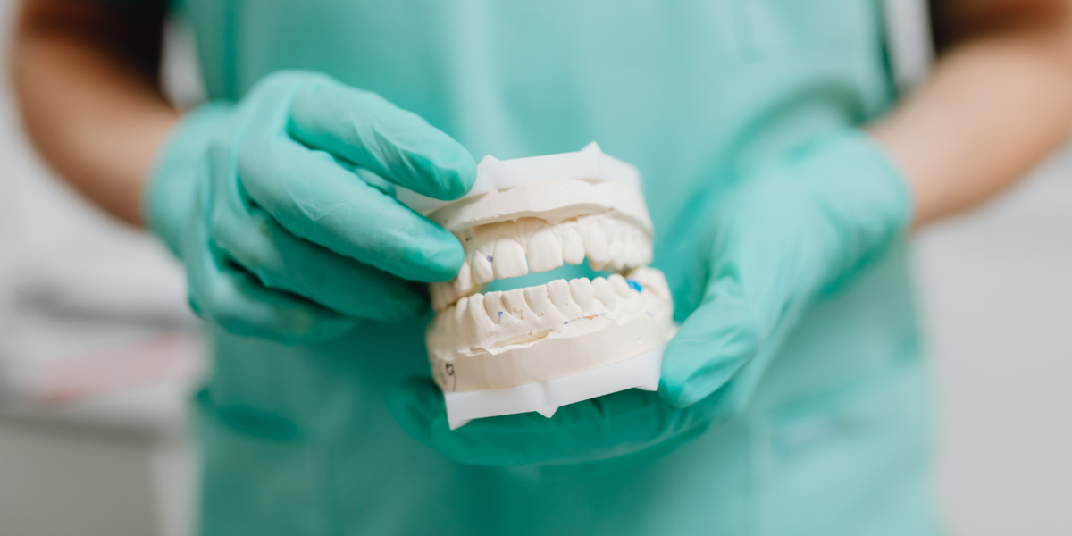 protezy zębowe a implanty