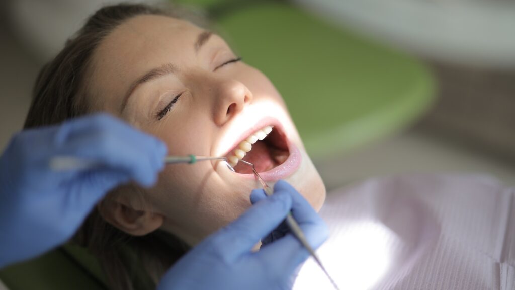 Ile trwa założenie korony na zęba, a ile implantu stomatologicznego?